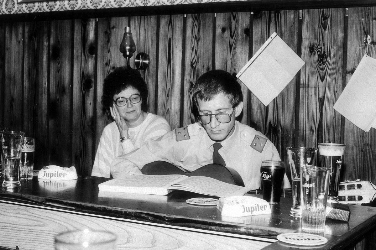 1980, Köln-Ossendorf: tesamen met mijn echtgenote even ontspannen in de cafetaria 4 Bn Log.