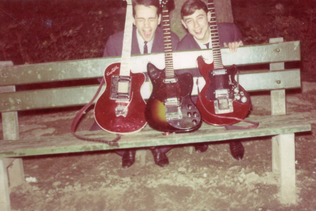 1964: aan de vijver in Dilbeek. Michel en Denis tussen een Hagström en 2 Framus gitaren